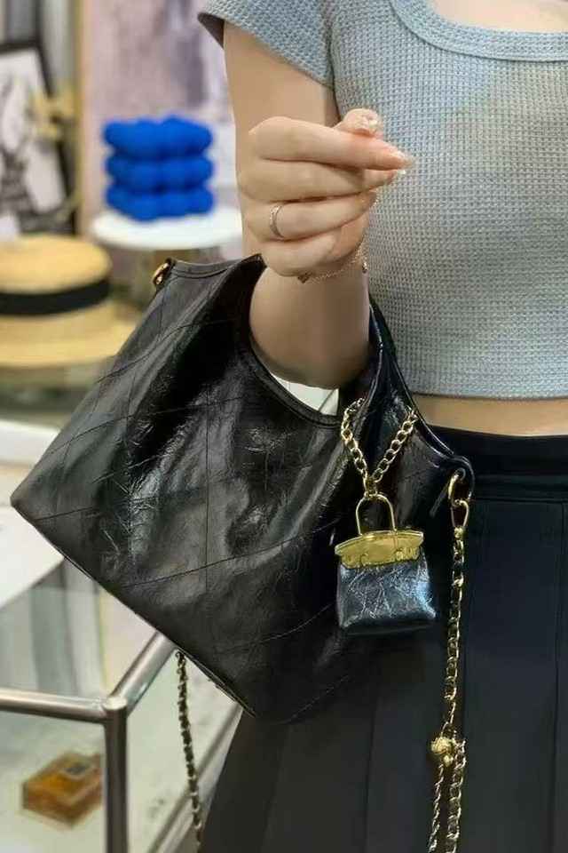 Leslie Black Handbag With Charm
