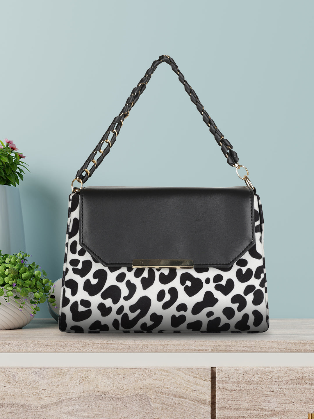 Black Casual Animal Handheld Bag